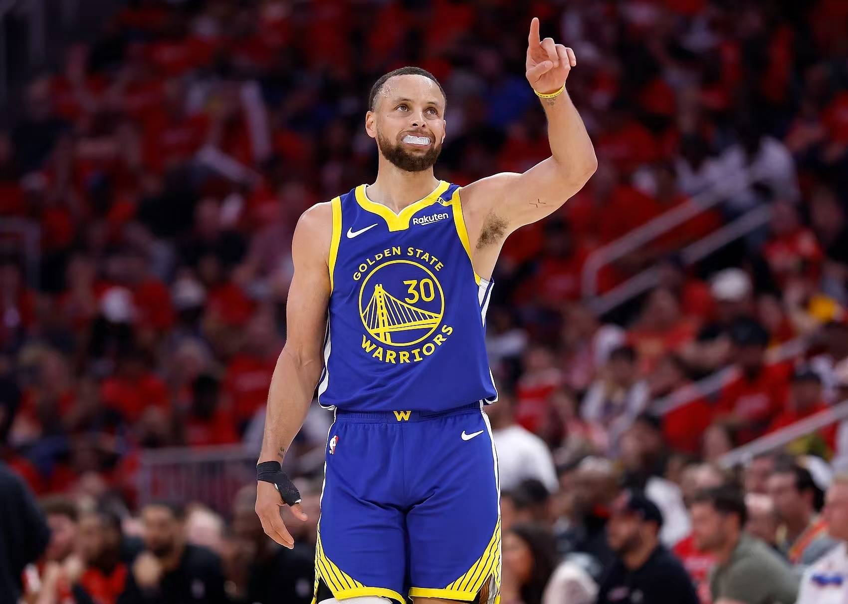 库里在比赛中高效投射,刷新三分纪录好在己方湖人队获胜 库里在比赛中高效投射,刷新三分纪录好在己方湖人队获胜