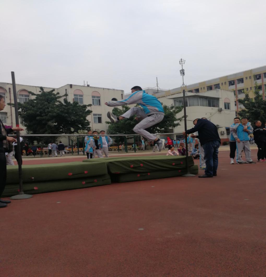 足球比赛中的精彩瞬间仿佛定格在时间的画面中的简单介绍 足球比赛中的精彩瞬间仿佛定格在时间的画面中的简单介绍