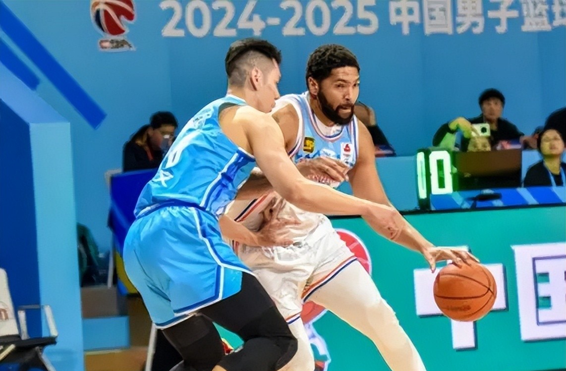 新疆男篮外援助球队取胜，表现抢眼