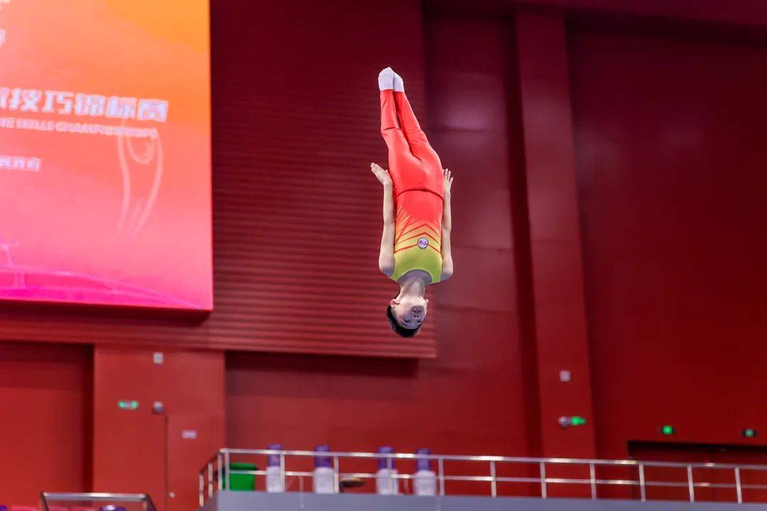 选手因个人突出表现而辉煌夺取金牌 选手因个人突出表现而辉煌夺取金牌