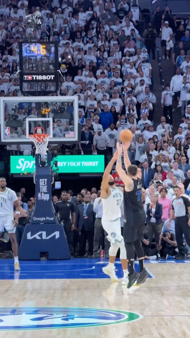 关键时刻球员挺身而出，决定比赛胜负